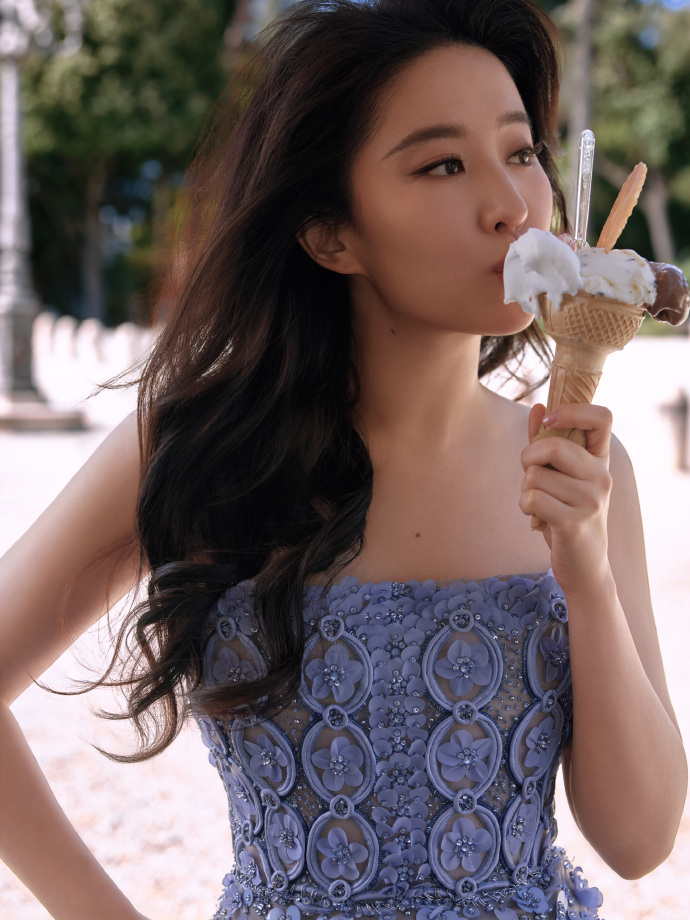 蓝天白云微风,人间仙子——刘亦菲,美滴很!