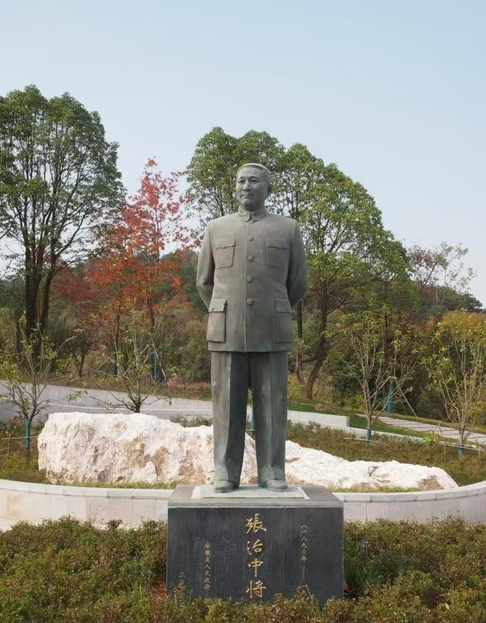 1969年,张治中病逝,周总理参加告别仪式后找他的子女单独谈话:"您父亲