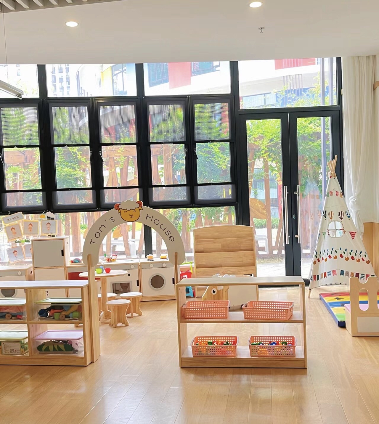 幼儿园家具-功能室全屋定制设计:功能室家具包括(幼儿桌椅,阅读书架