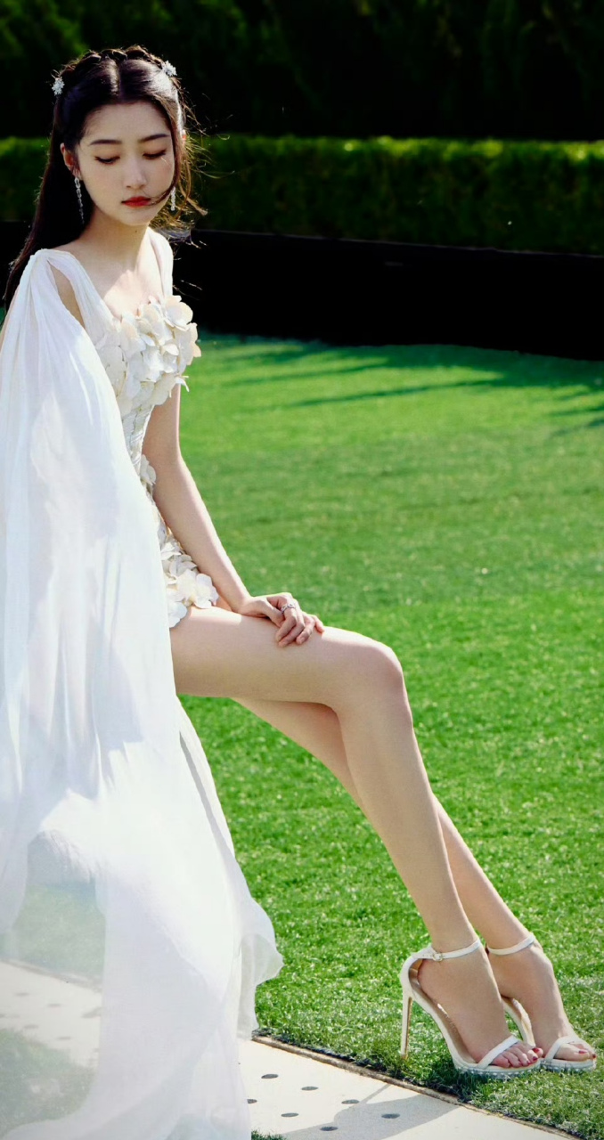 关晓彤这脚都p变形了[大笑][大笑]