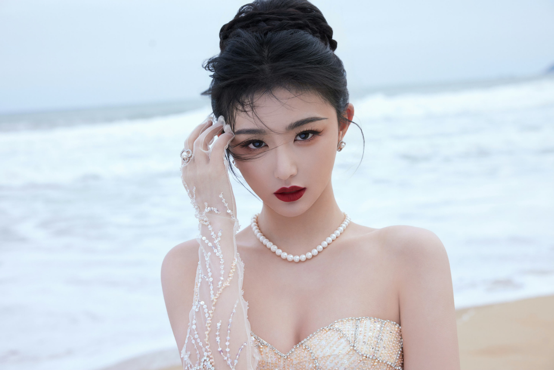 孔雪儿,白色抹胸长裙,海边小浪漫!