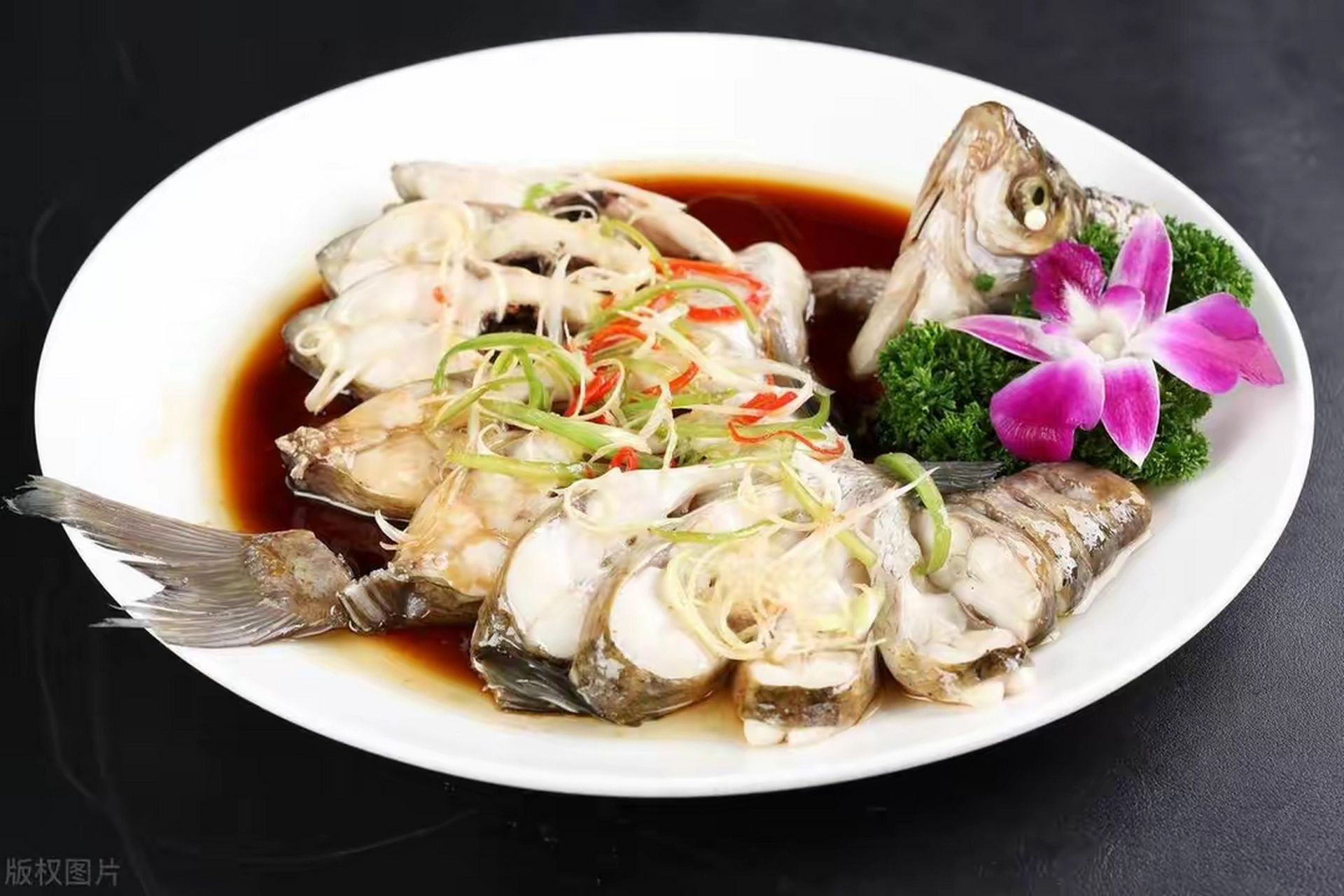 湖北省十大名菜  一,葱烧武昌鱼——鱼中翘楚,鲜美绝伦.