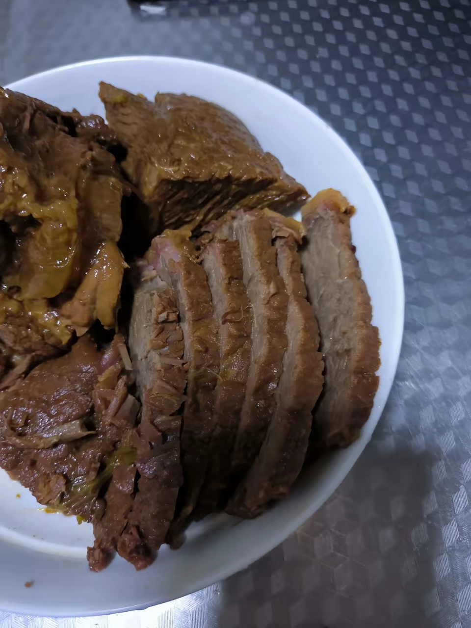 酱牛肉出锅了,前两天早市买的牛肉,22一斤可惜没有腱子肉了,用清水泡