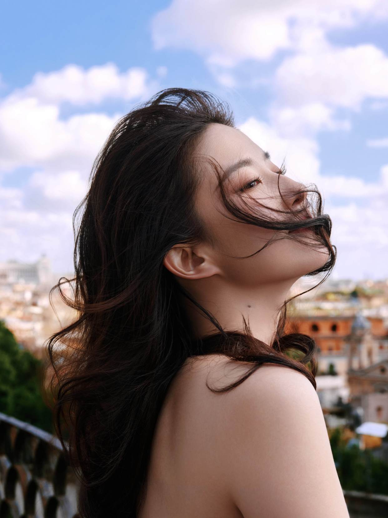 刘亦菲穿蓝色镂空抹胸裙,阳光下美腿若隐若现,肤白貌美自然大方