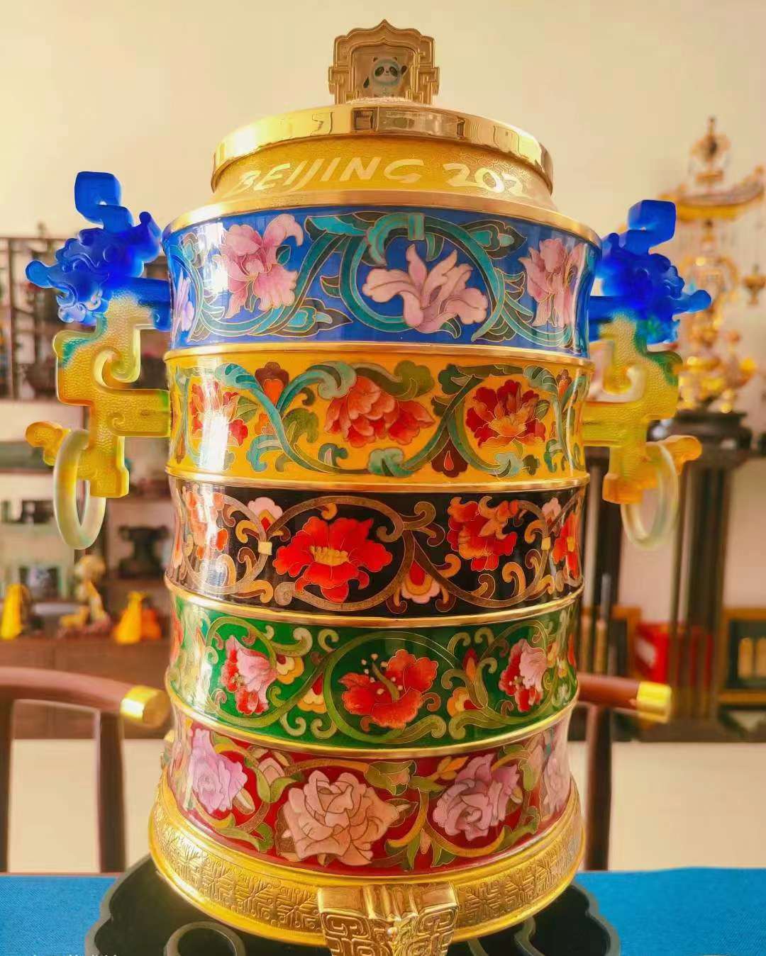 钟连盛景泰蓝冬奥五环珐琅尊尊身饰以五种中国传统忍冬纹饰创作