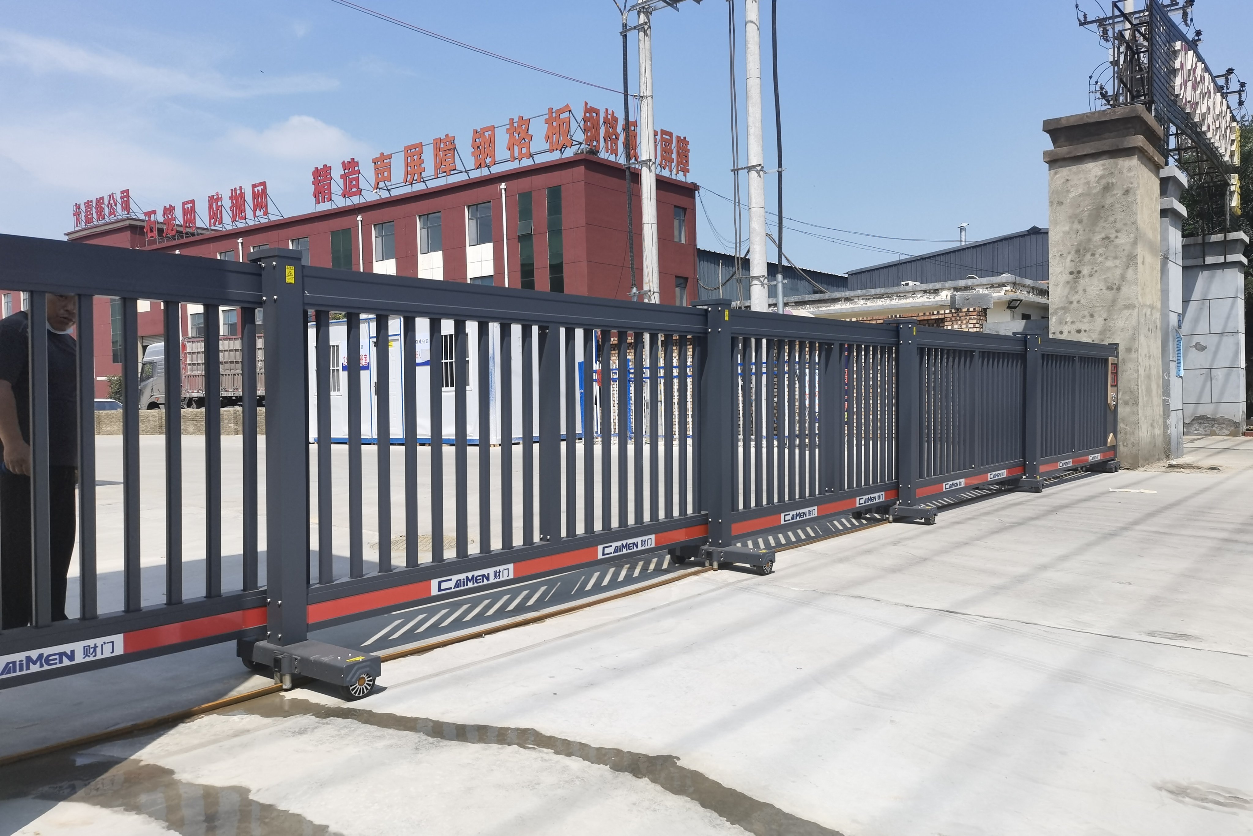 电动门材料多样,铝合金,不锈钢等各具优势!想知道哪种最抗压?