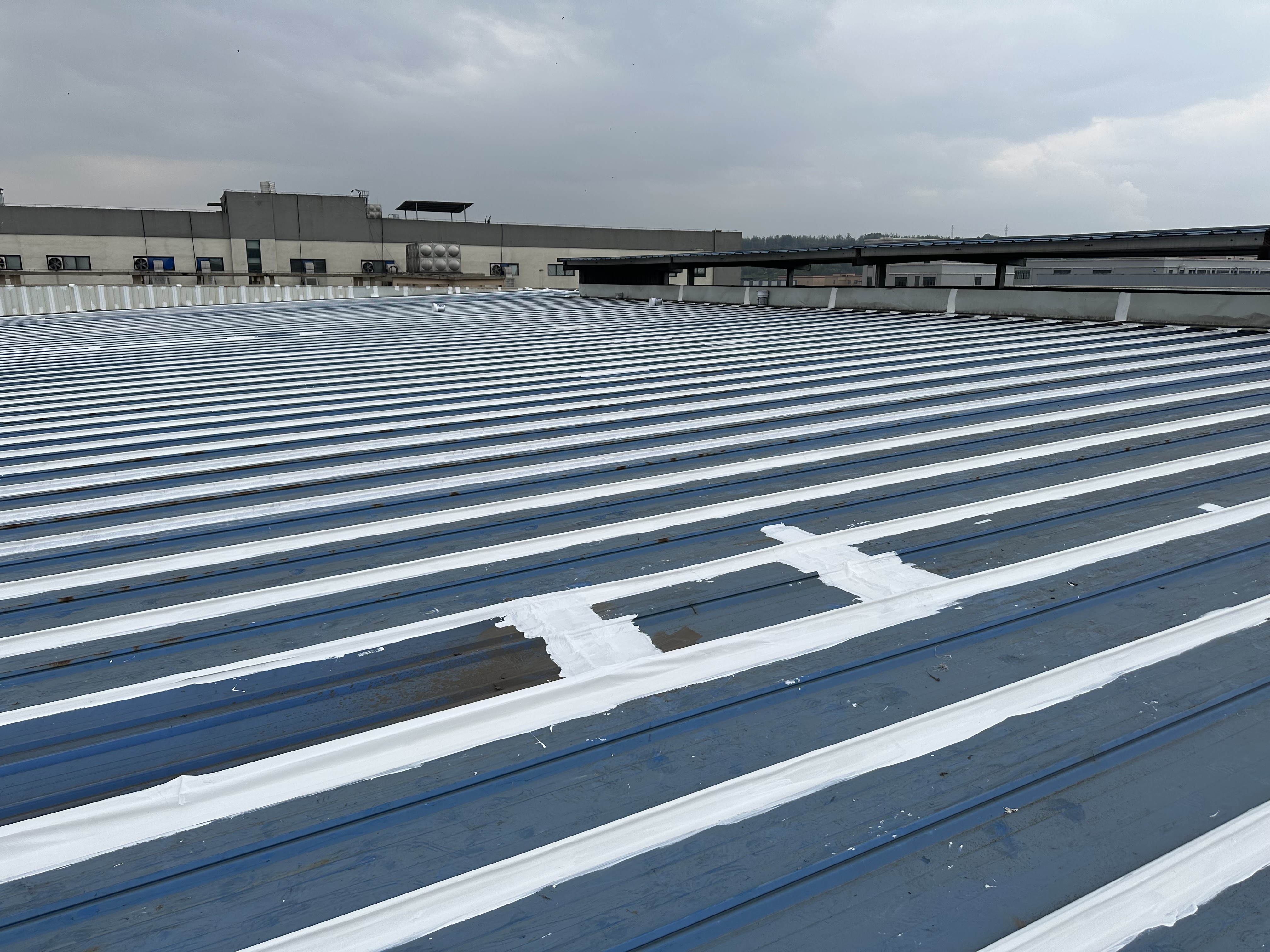 厂房彩钢瓦屋面防水补漏的更优选择,syr金属屋面无缝防水系统