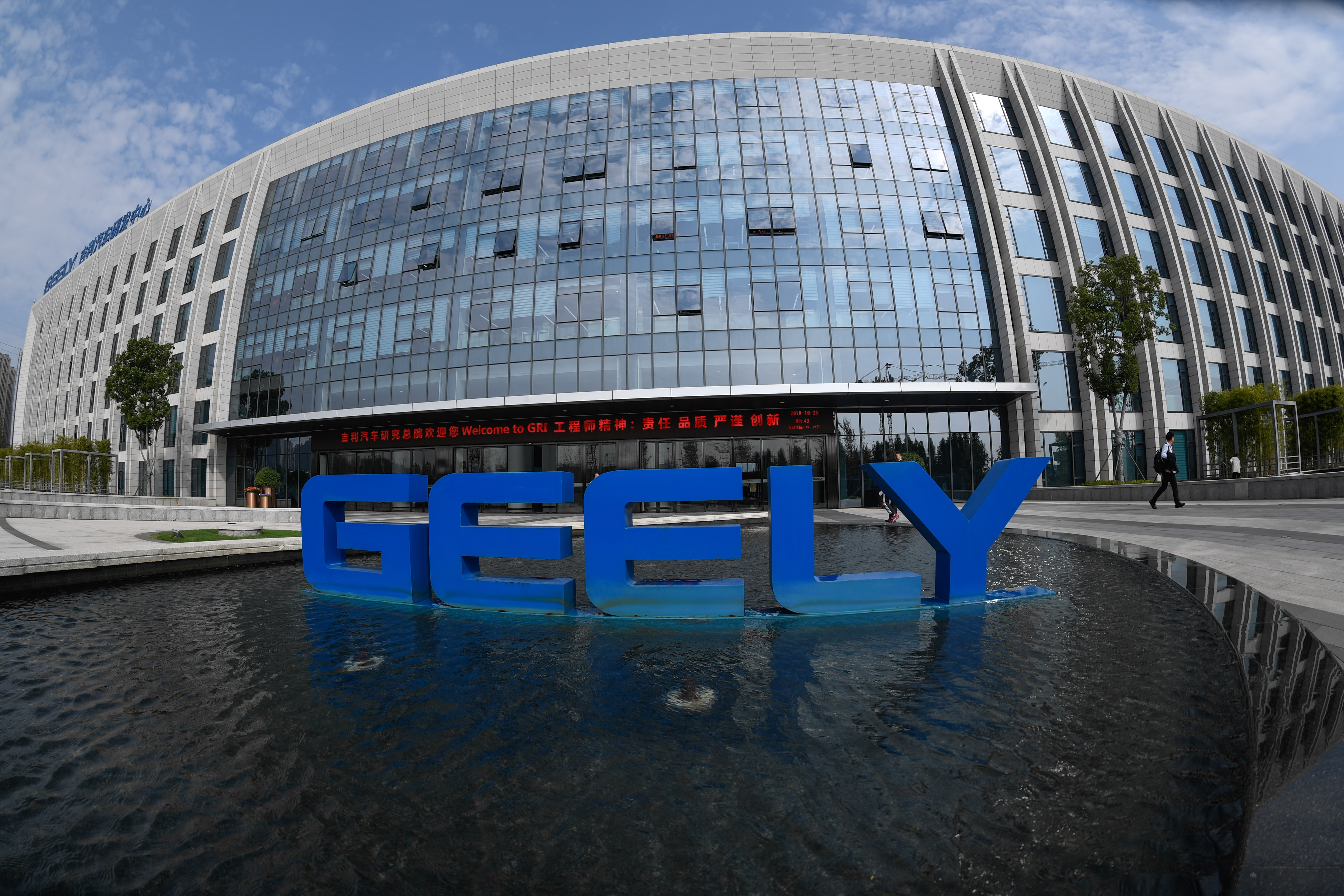 极星汽车逆境求生:销量滑坡与退市危机后的转机在何方?