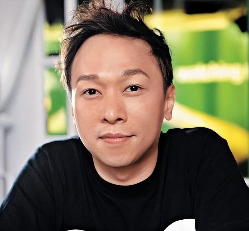 黄家强再次惹祸,网友指出其素质与黄家驹天差地别