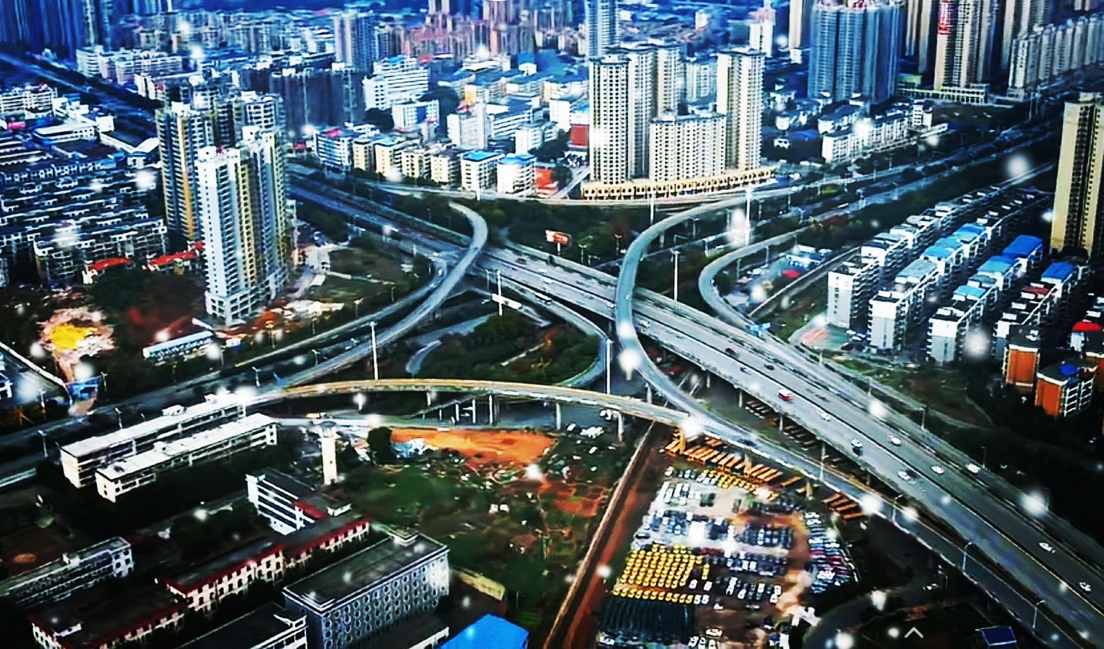 衡阳这座立交桥与城市融化有点不符,主要是房子离马路修得太近,再加上