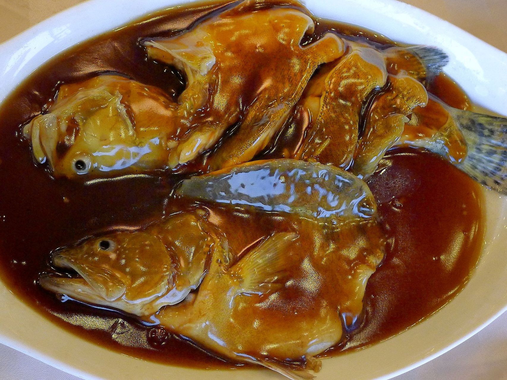 西湖醋鱼是杭州名菜,酸甜可口,鲜嫩鱼肉受食客喜爱.