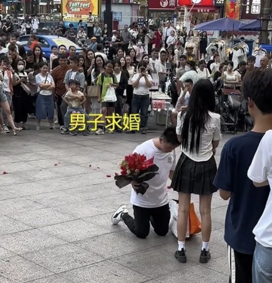 男人跪着求婚的图片图片