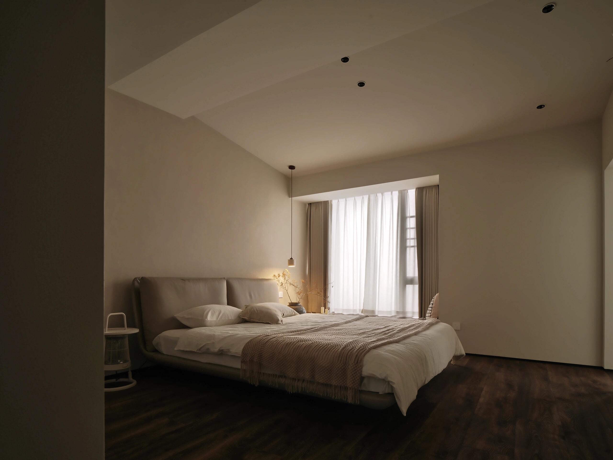 质感侘寂风卧室,放松宁静的睡眠氛围