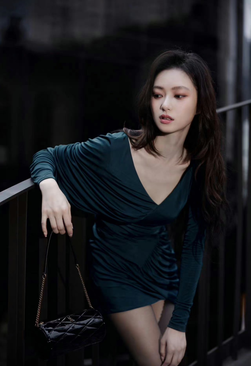 陈雨锶,连衣短裙搭配黑丝袜,美人美腿,超性感!