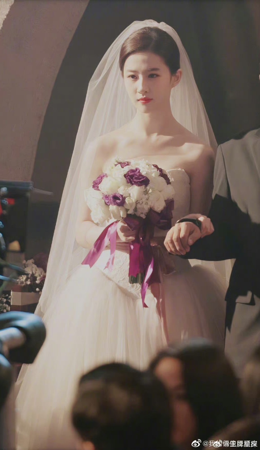 刘亦菲婚纱剧照# 啊啊啊,茜茜公主美死了,没有繁杂的头饰,也没有厚重