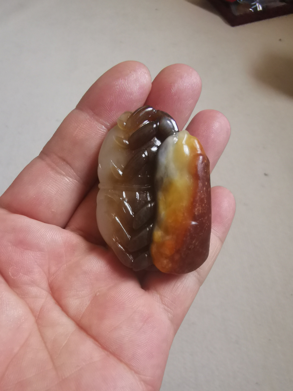 和田玉籽料三色独籽雕刻,料子油润皮色老熟