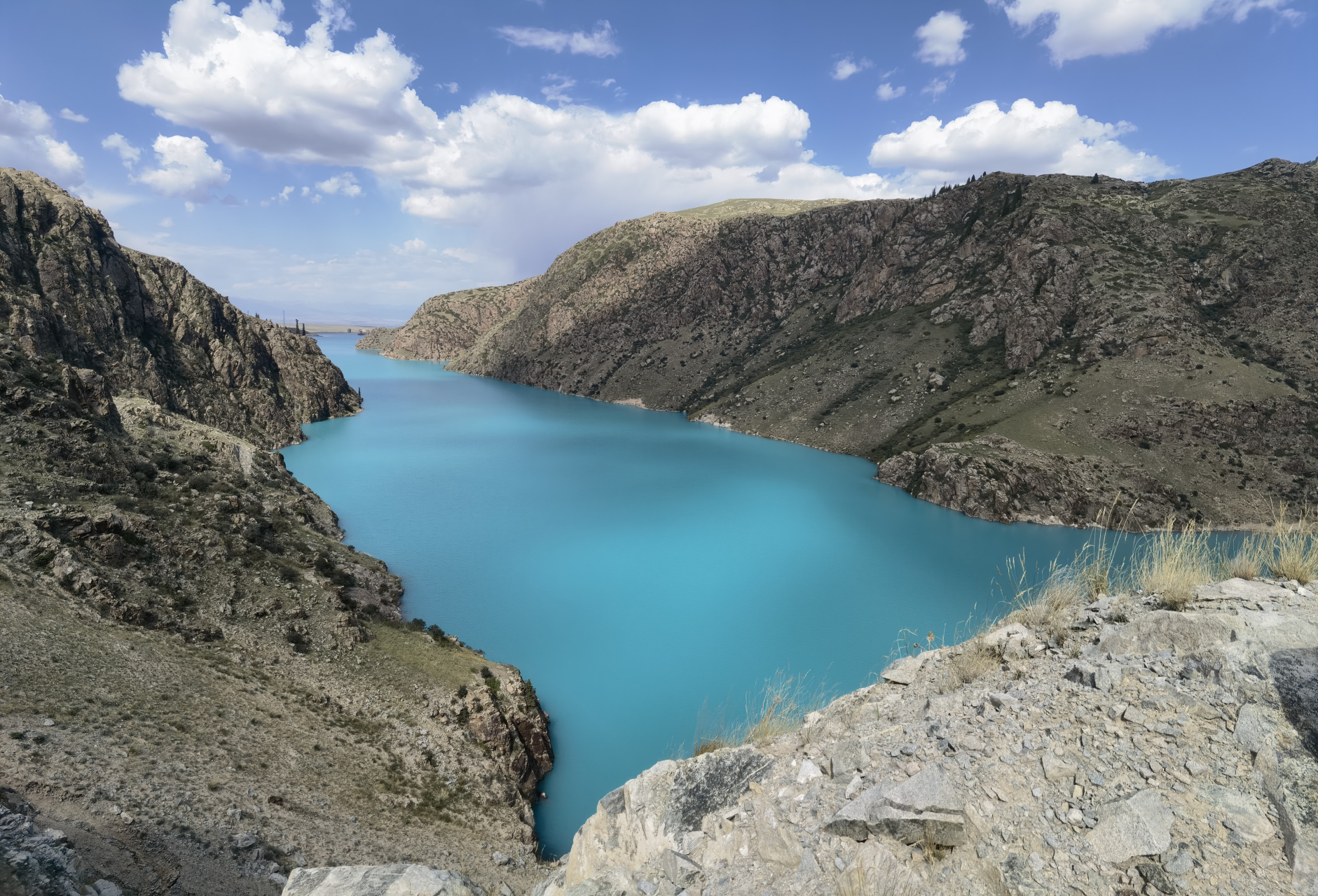 新疆昭苏玉湖,像一颗从天而降的巨大蓝宝石镶嵌在大地上