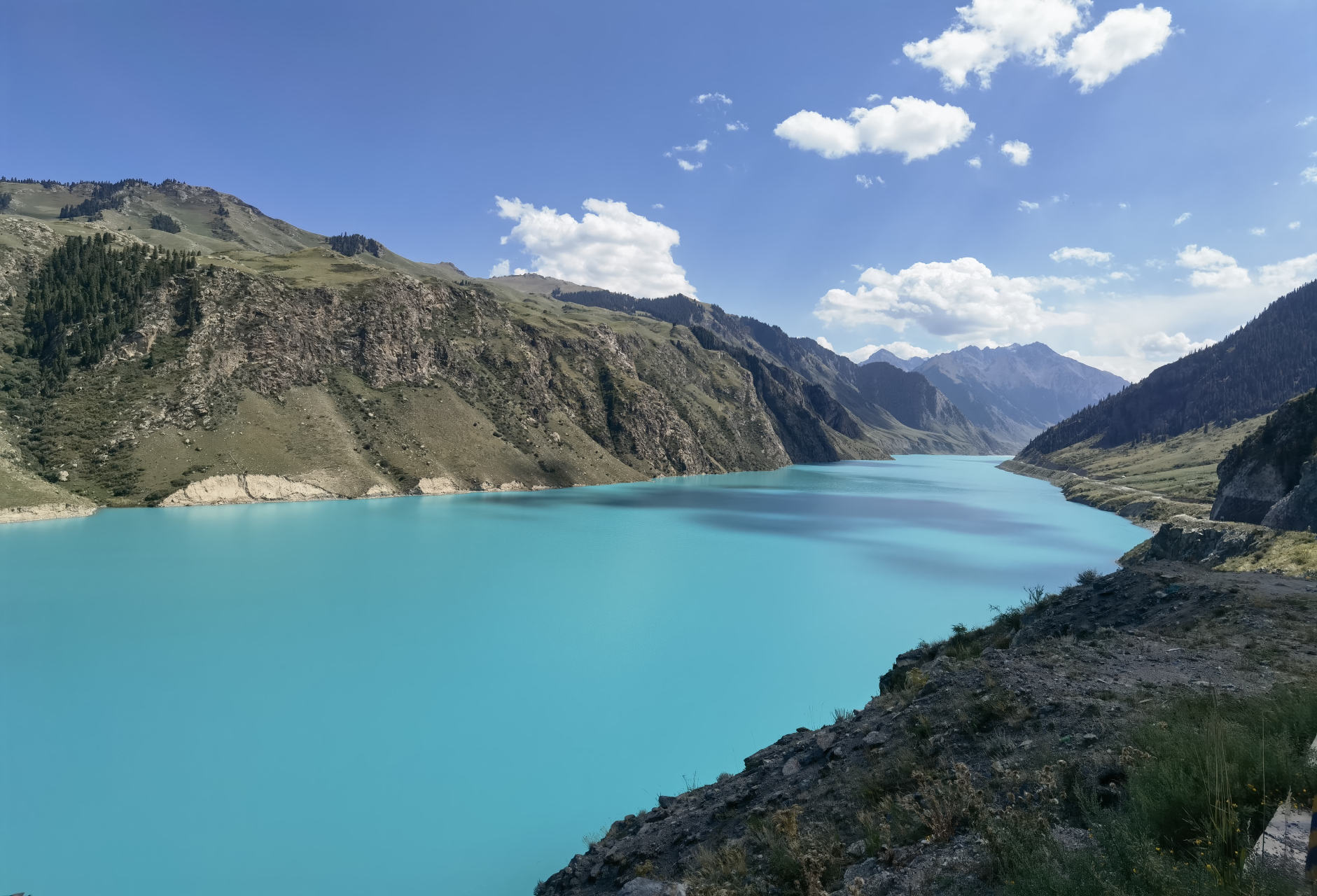 新疆昭苏玉湖,像一颗从天而降的巨大蓝宝石镶嵌在大地上