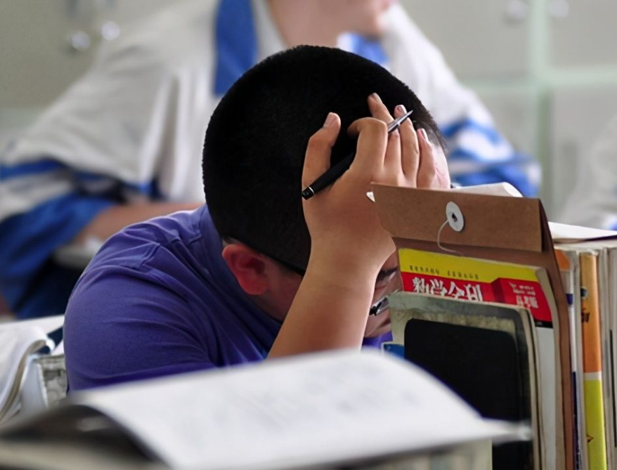 2024年高考生注意:成绩再好也没用?以下3类学生限制参加高考!