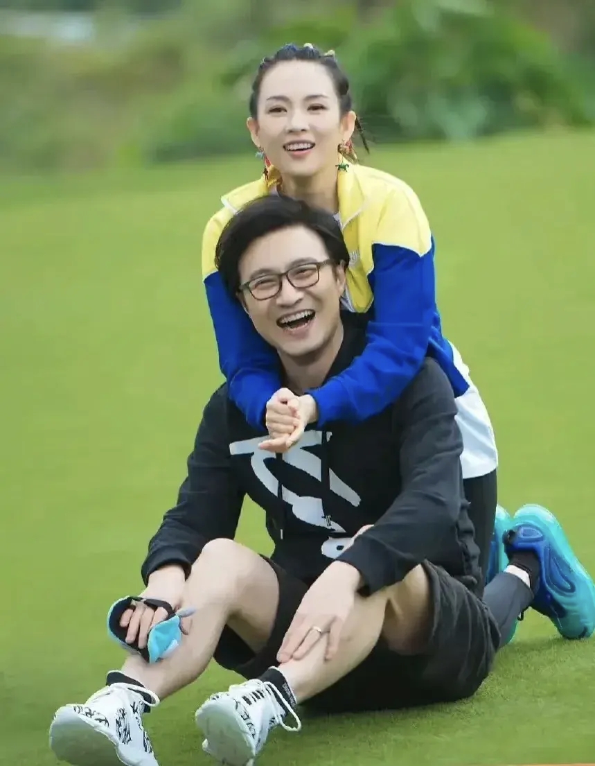 章子怡曾经说过,两人第一次见面时,汪峰给她变了一个心理魔术,直接把