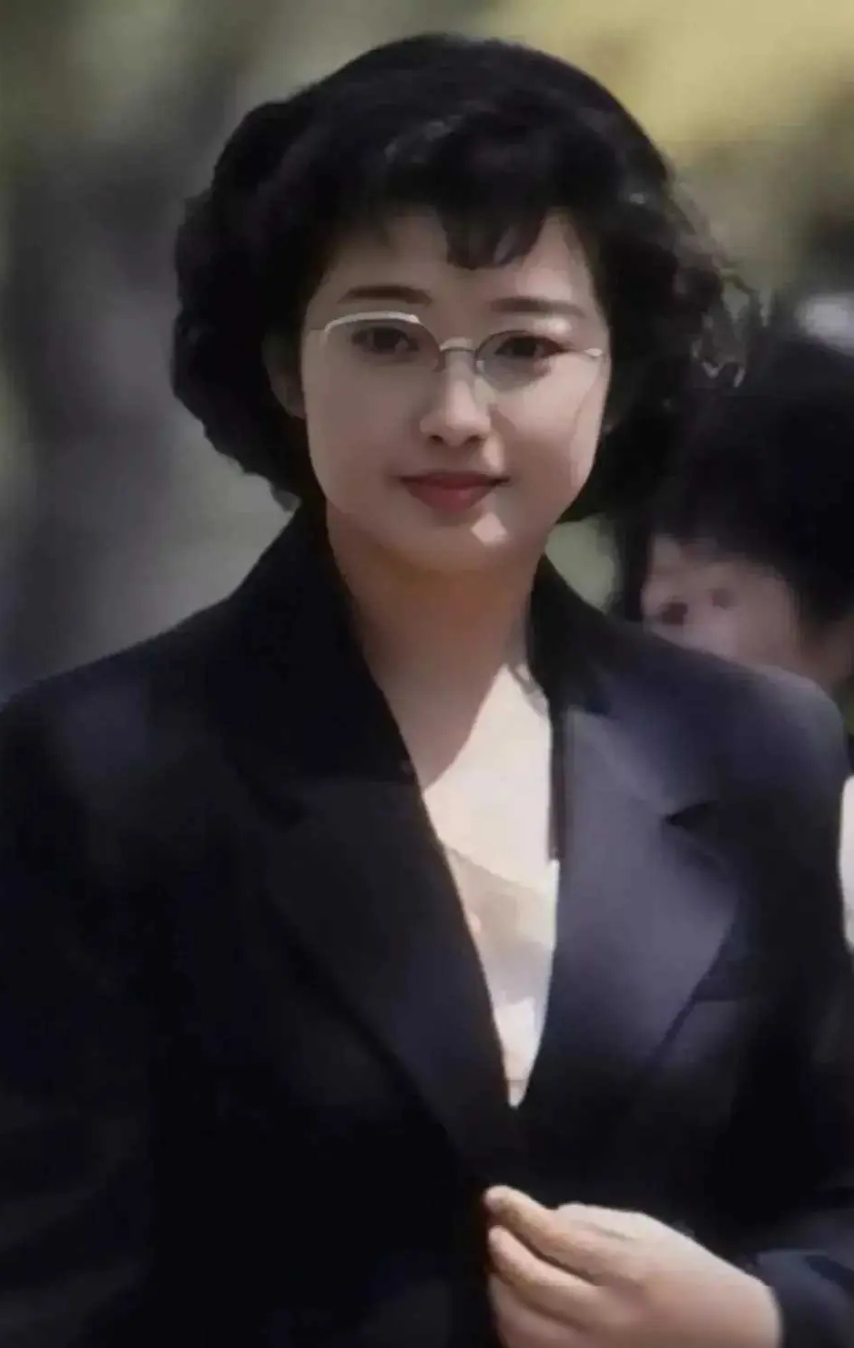 山口百惠,这个名字曾经是日本娱乐圈的璀璨星辰,她的歌声和演技在上