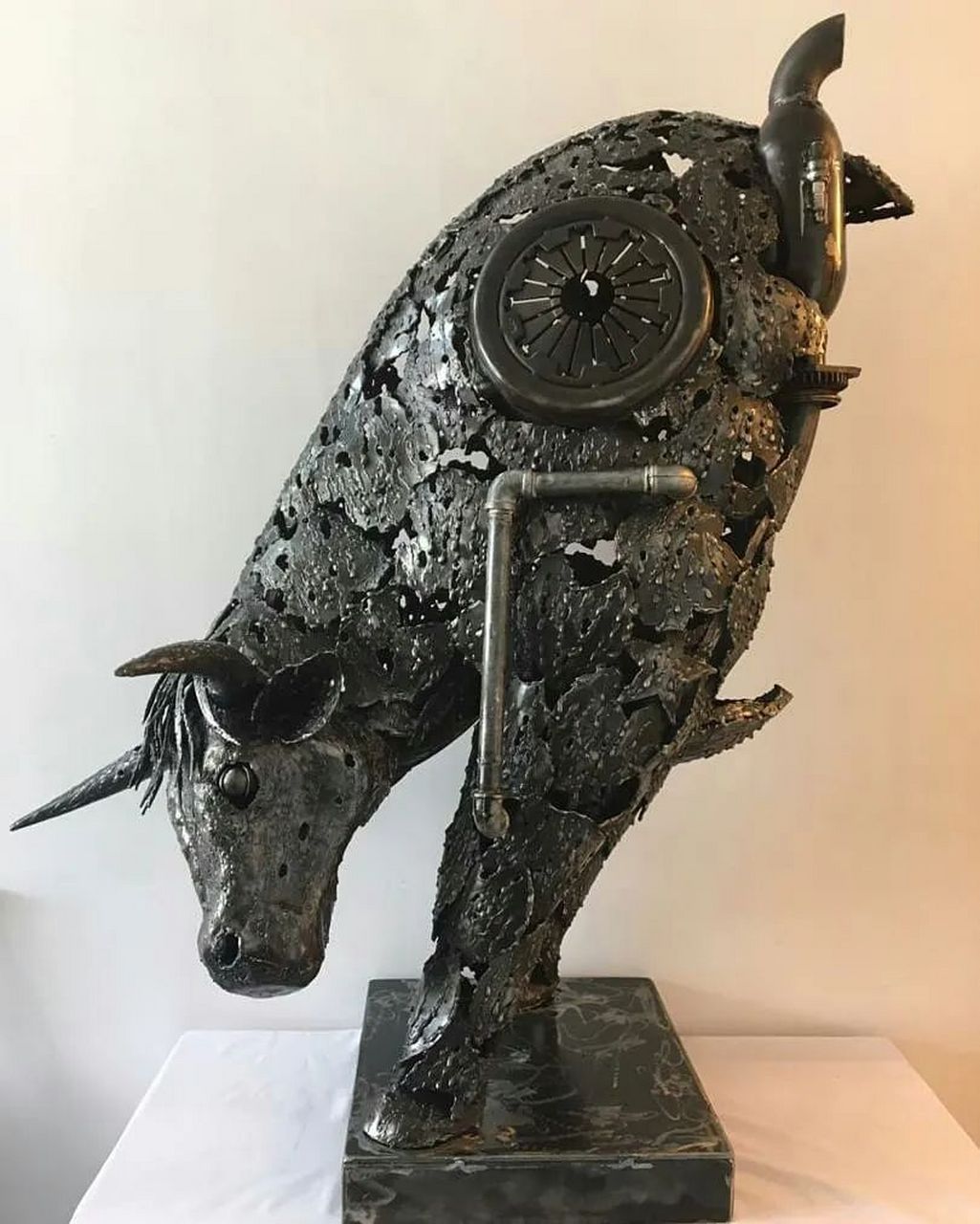 废品不废,伊朗雕塑家用废旧金属制成的杰作