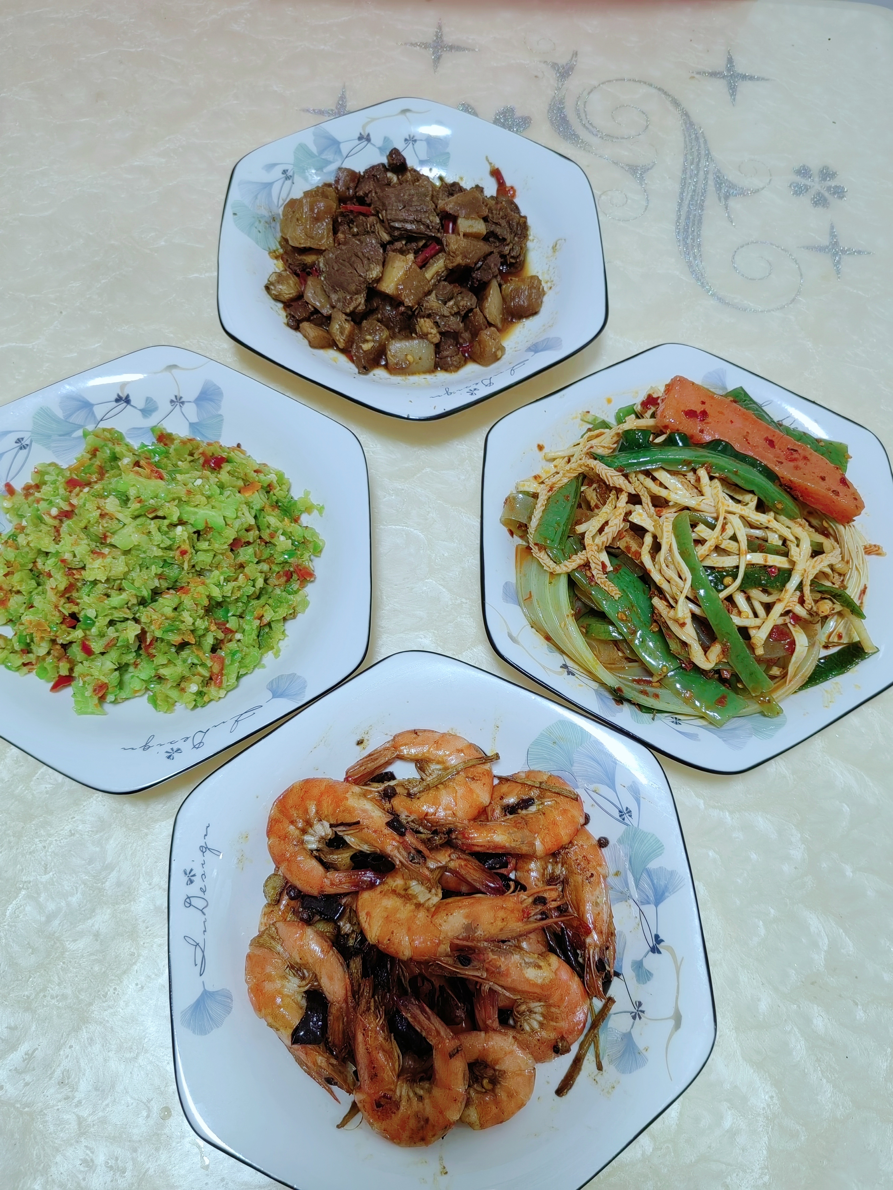 今日份菜单出炉啦～～～ 香辣虾 萝卜炖牛肉 凉拌菜 辣椒炒苦瓜