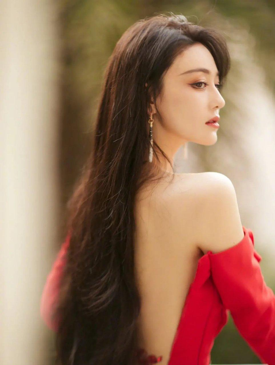 张馨予十分性感美艳