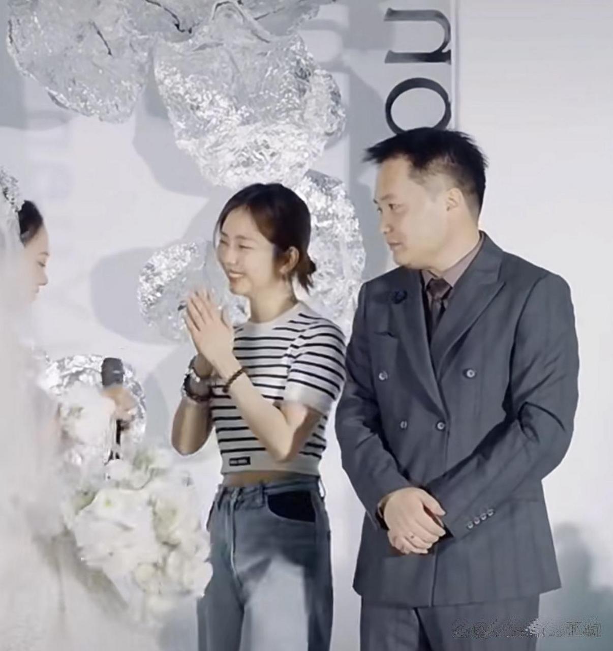 谭松韵参加闺蜜婚礼,她看到好友出嫁两人紧紧相拥场面感人!