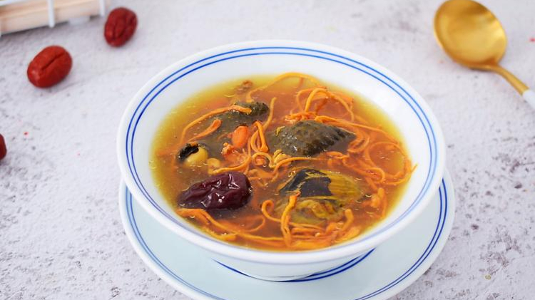 浙东农家美食之一虫草乌鸡汤