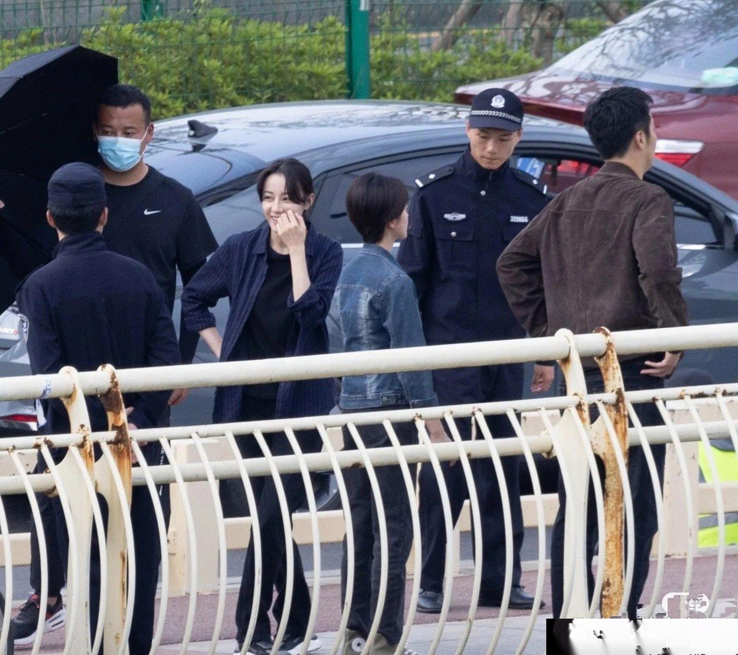 热巴抱着个孩子?