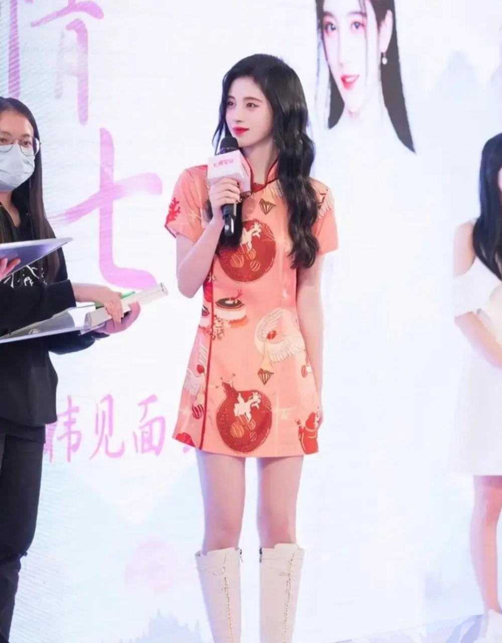 鞠婧祎穿旗袍配长靴