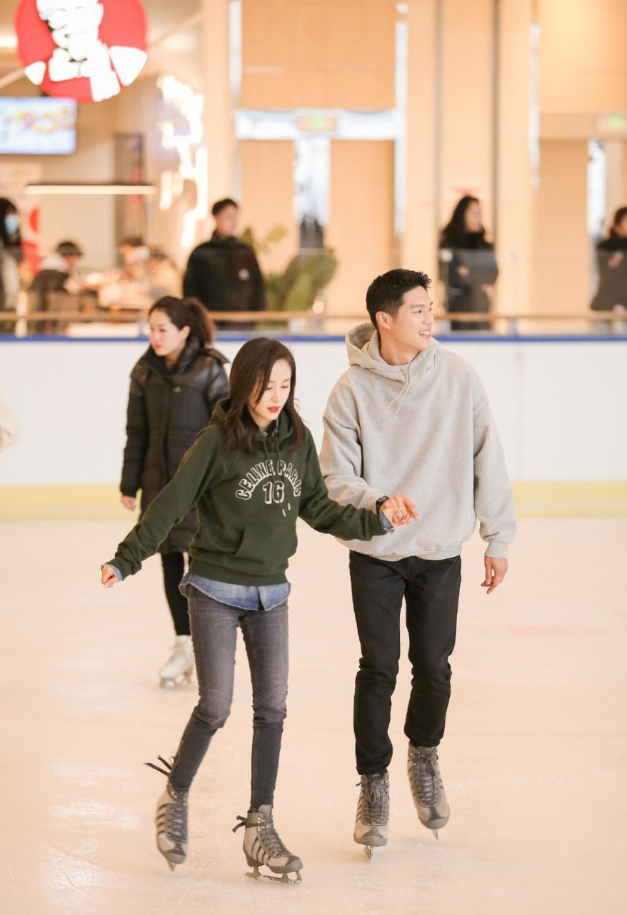 520王子文晒照,穿黑t恤坐男友肩上自拍