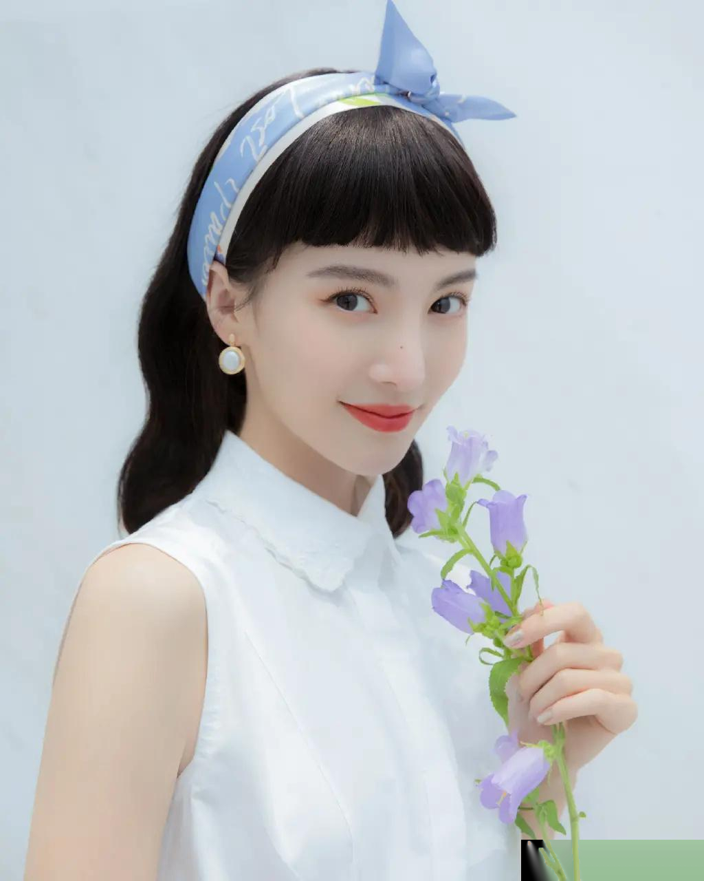 金晨手执鲜花俏佳人