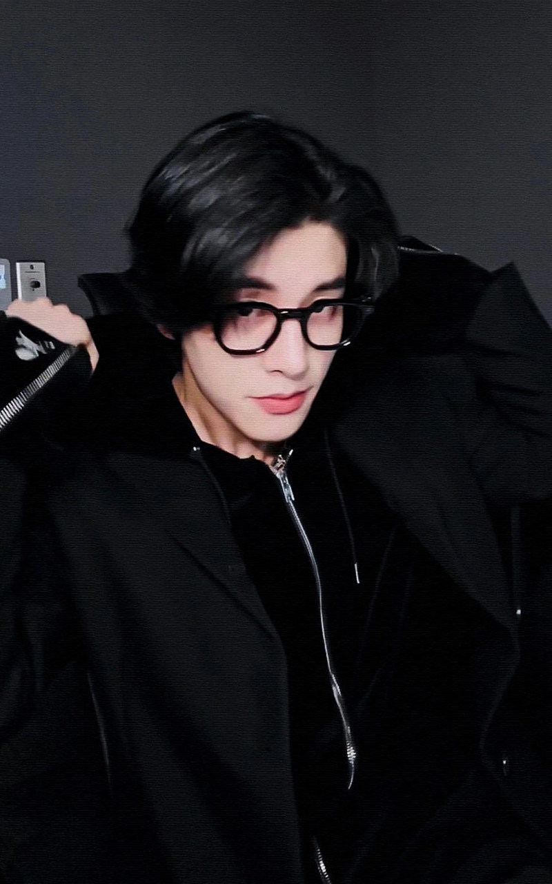 我最近看到了一位叫做jake沈载伦的韩国男演员,他的黑框眼镜造型让我