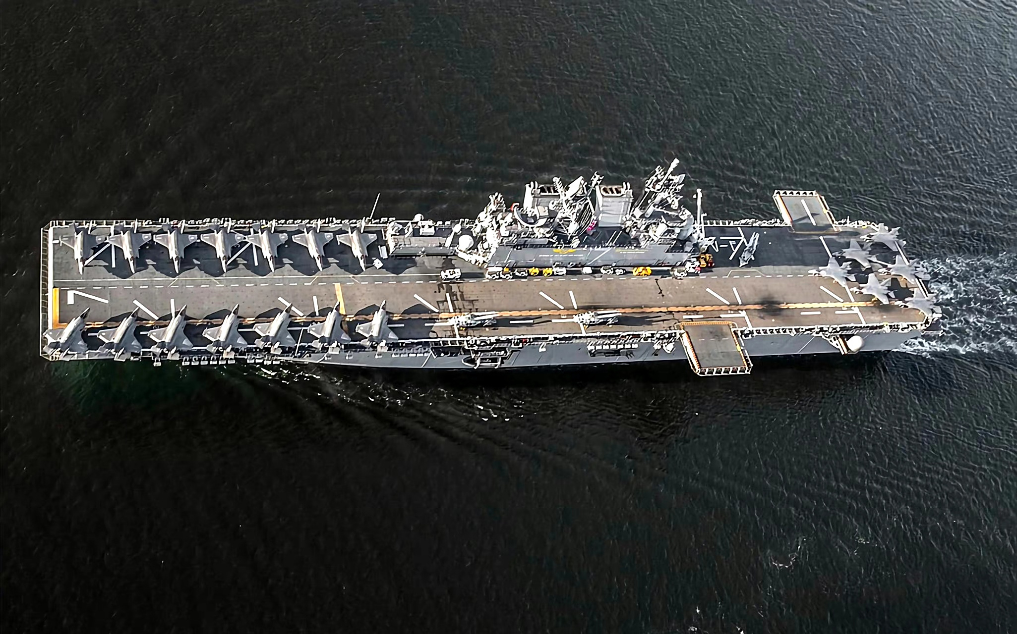 舰船欣赏:美国海军的黎波里号两栖攻击舰,该舰是"美国"级两栖攻击舰的