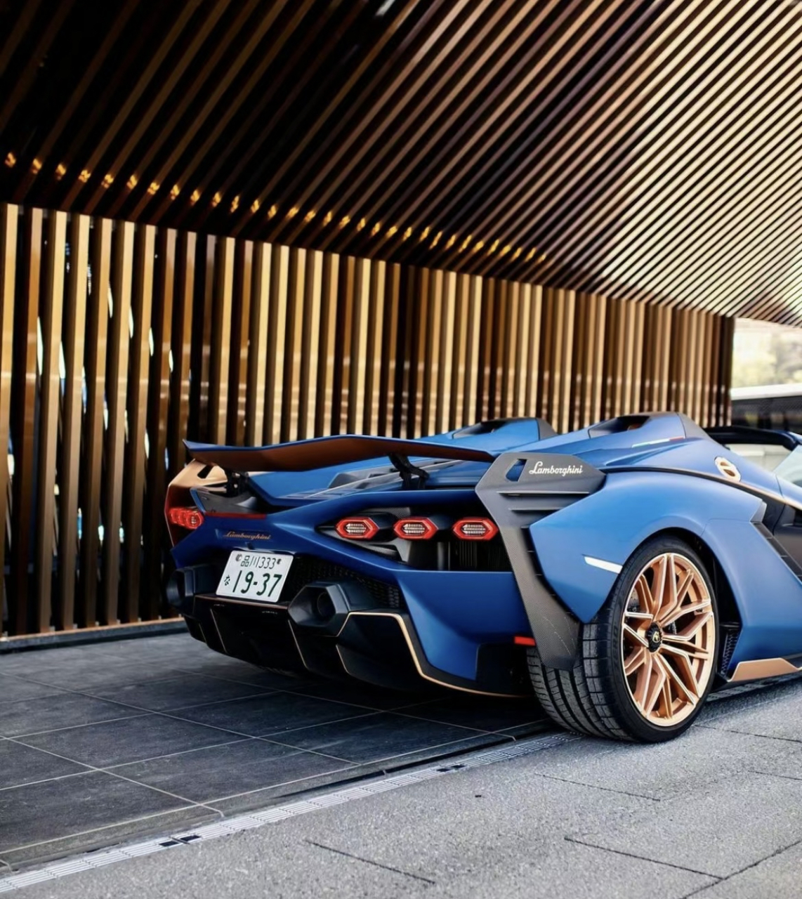 亚光,洁净的高级质感,棱角分明的设计,兰博基尼sian很难不让人喜欢呀