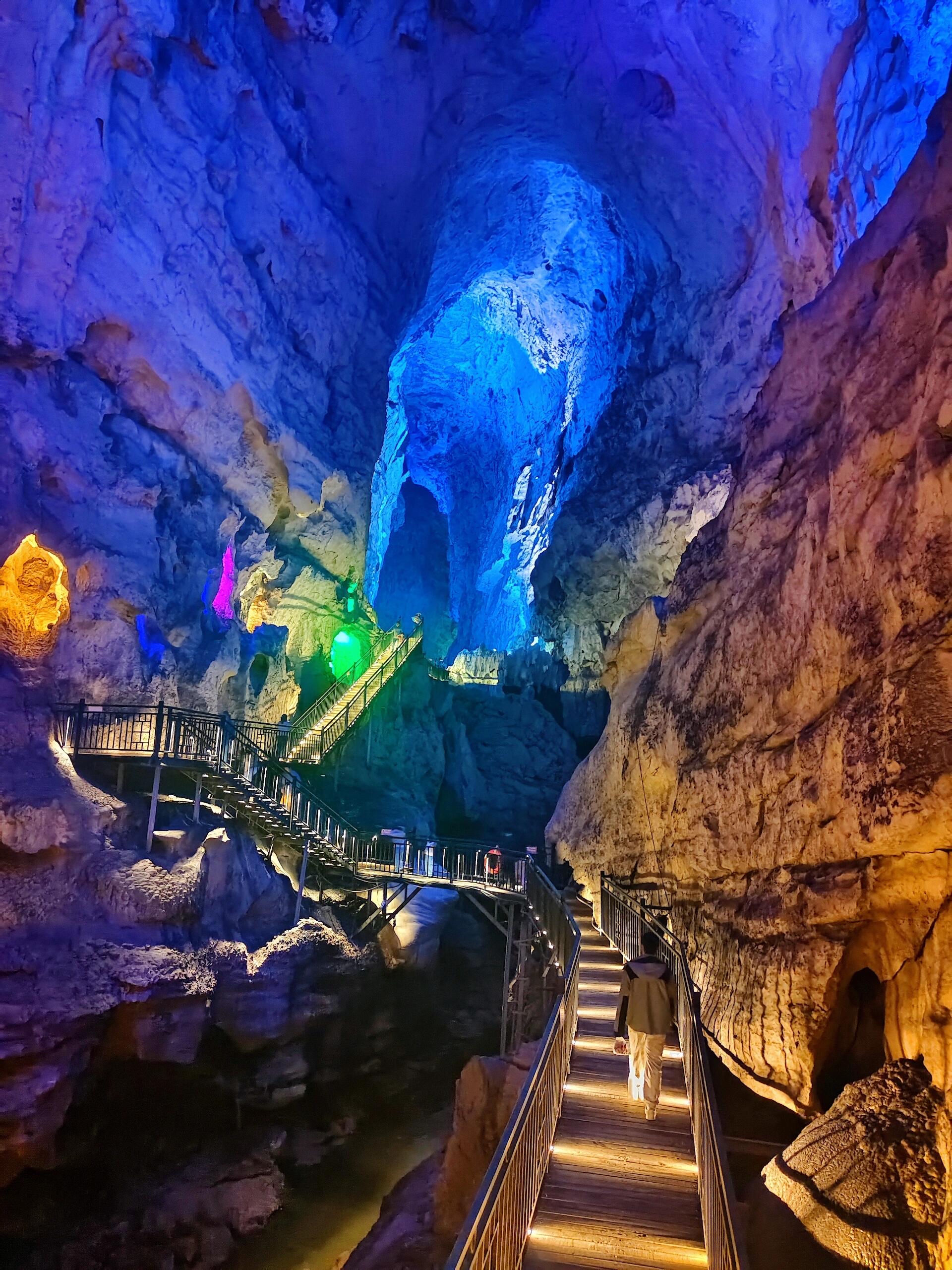 广西河池南丹县瑶望天下景区,极为震撼的地下溶洞开,有暗河,瀑布与