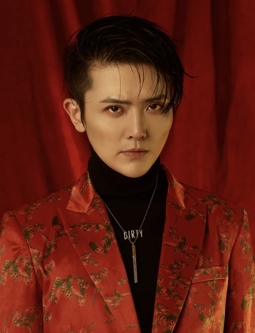 演员刘瑞瑞在《庆余年》中饰演二皇子,演技精湛,与张若昀的对戏毫不