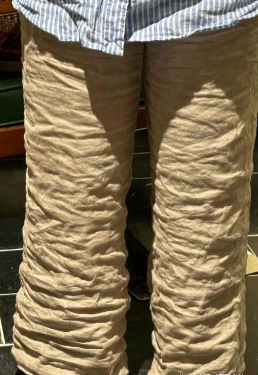 今天早上才换的裤子,怎么就皱成这个样子了?