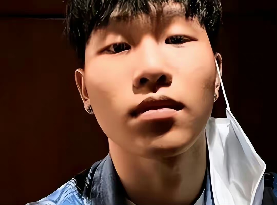 陈坤的基因不够强大,儿子早已是大人,但跟他在相貌上越来越远,都说