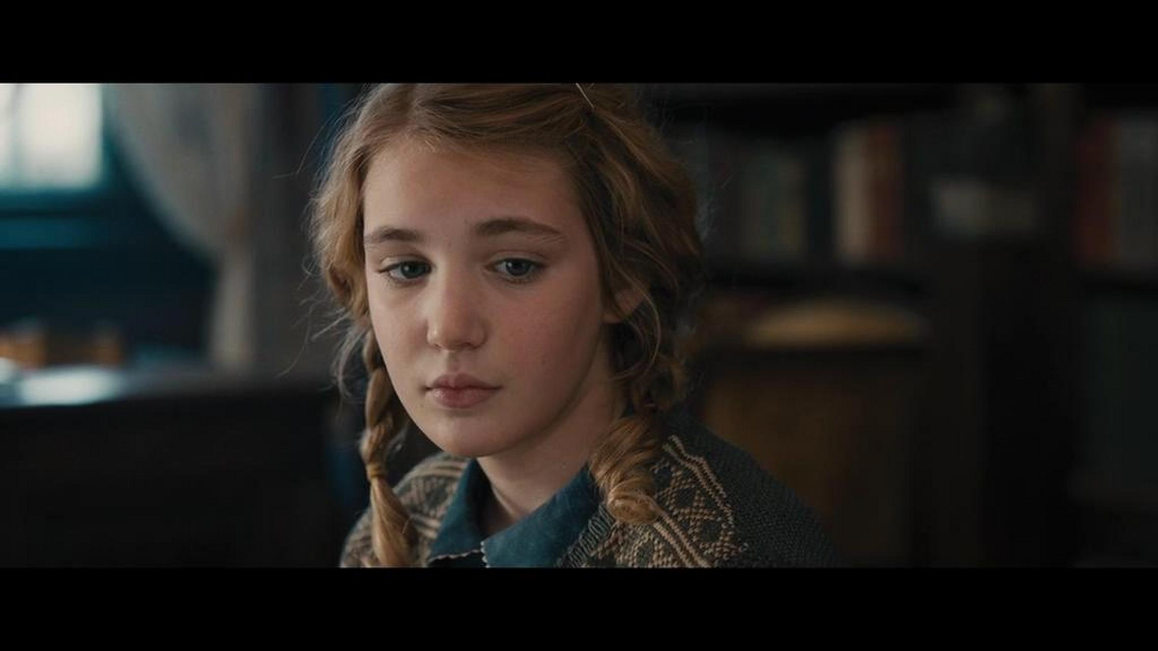 《偷书贼》讲述莉泽尔在战乱中失去亲人,经历痛苦后通过阅读和友谊的