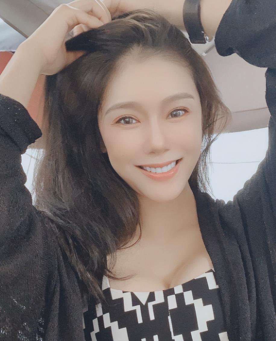 当时的赵雅淇只是个不太出名的美女模特,而李大公子可是大名鼎鼎的