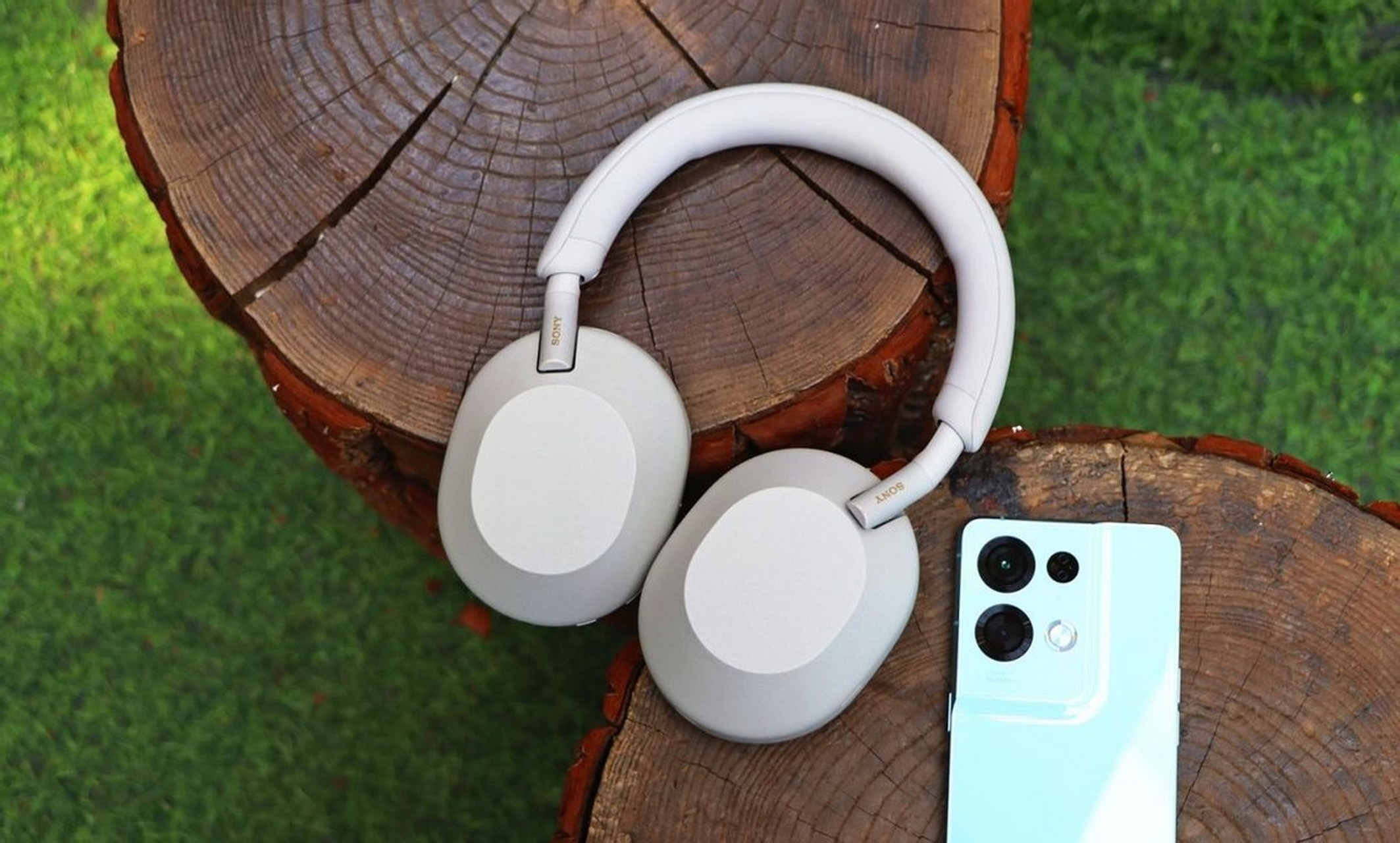 索尼wh-1000xm5头戴式无线蓝牙耳机,音质好,降噪性能优秀,佩戴舒适.