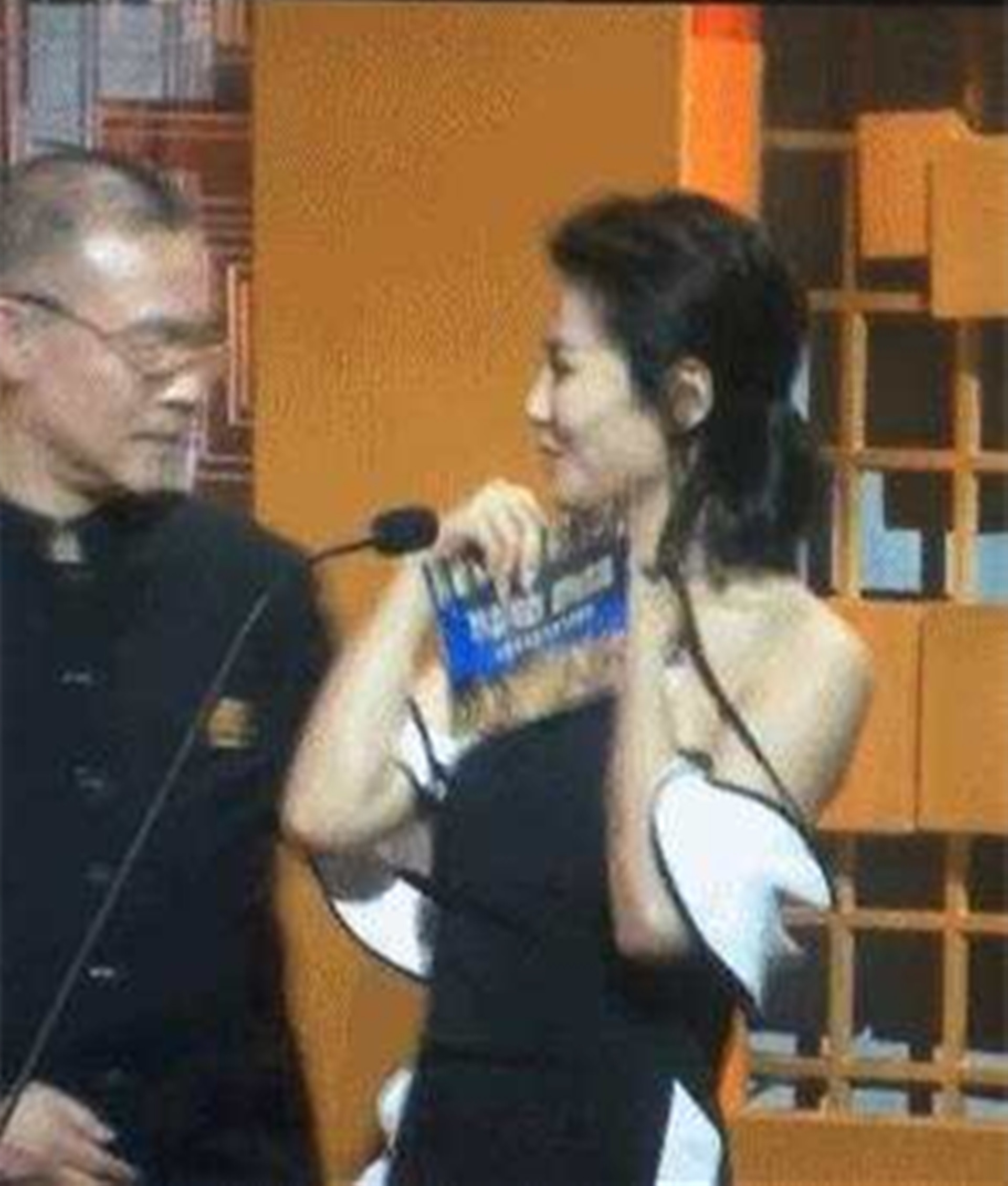 刘涛礼服滑落引热议:公众人物如何优雅面对挑战