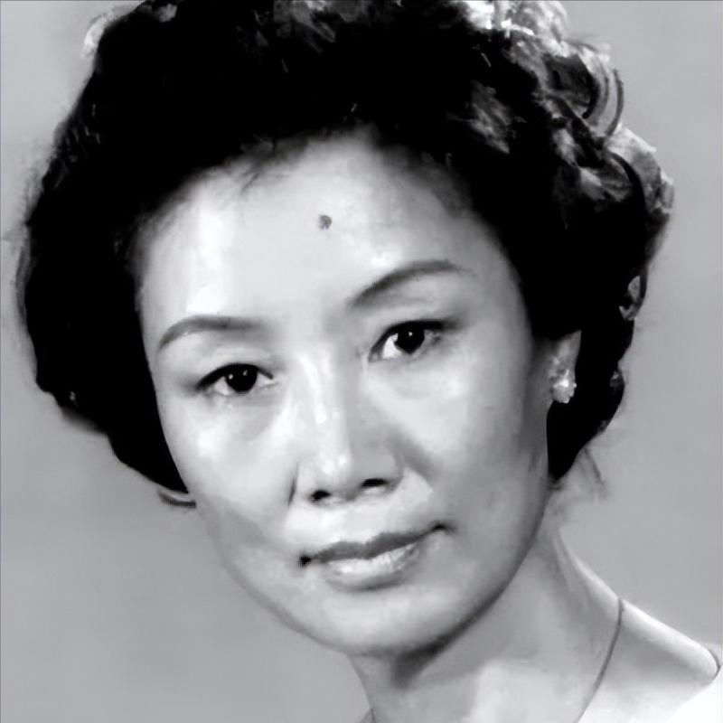 演员吕中:23岁嫁同学,今儿子儿媳是她的骄傲,女儿是国人的骄傲