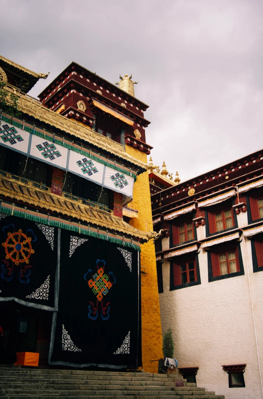 长青春科尔寺后山和东山顶是观赏理塘落日最好的地方,导航「长青春