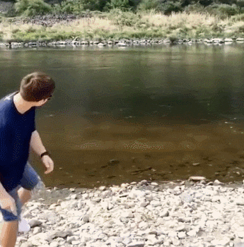 34. 打水漂的高手,技巧娴熟.33. 被生活耽误的书法家,技艺非凡.32.