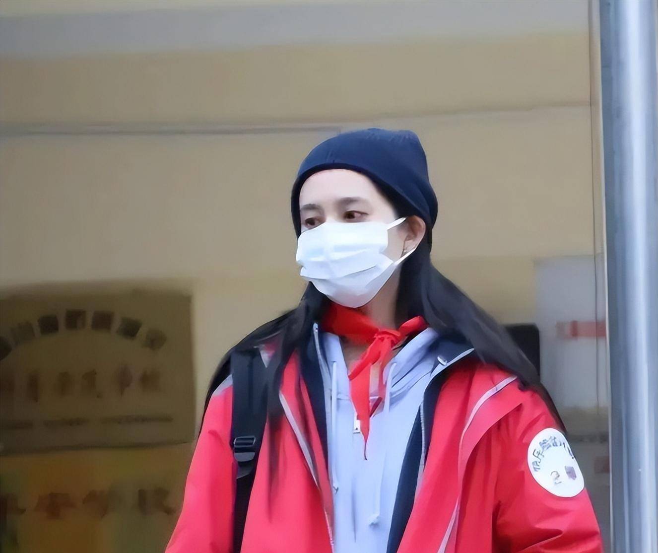 毛阿敏20岁的女儿,竟然是我们熟悉的她!穿红色冲锋衣太好看了