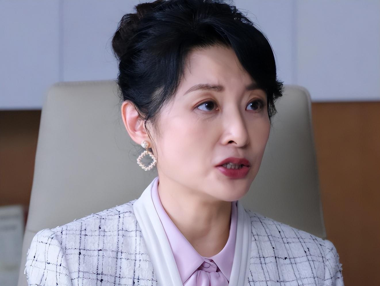 这一次,56岁的周涛,走上了和董卿"截然相反"的道路